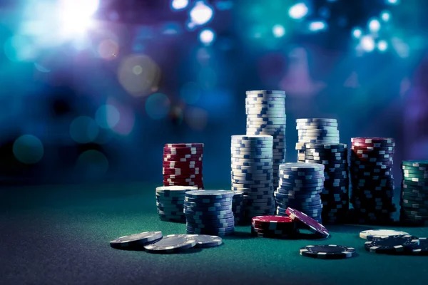 Live roulette wheel and dealer at ipototo casino table
